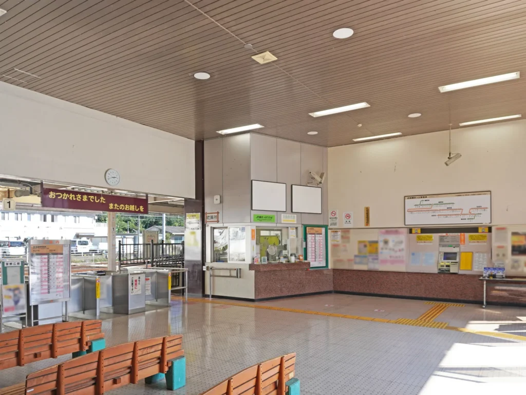 Ticket gate and concourse at JR Minobu Station