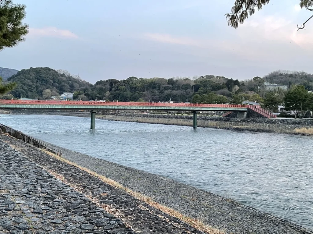 제방에서 본, 우지강을 가로지르는 주홍색 아사기리바시